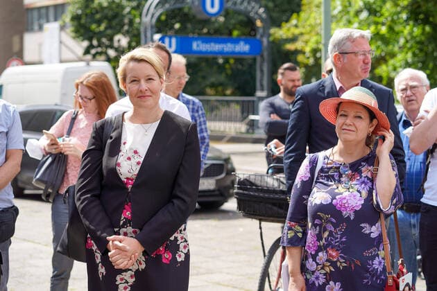 16.08.2021,Berlin,Deutschland,GER,Kiezspaziergang durch das Molkenmarkt-Quartier mit der Landesvorsitzende und Spitzenkandidatin der Berliner SPD, Franziska Giffey sowie Ülker Radziwill (SPD) (MdA, stellv. Vorsitzende des Fachausschuss Soziale Stadt) *** 16 08 2021,Berlin,Germany,GER,Kiezspaziergang durch das Molkenmarkt Quartier mit der Landesvorsitzende und Spitzenkandidatin der Berliner SPD, Franziska Giffey sowie Ülker Radziwill SPD MdA, stellv Vorsitzende des Fachausschuss Soziale Stadt