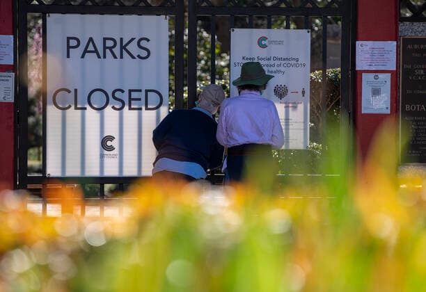 (210816) -- SYDNEY, Aug. 16, 2021 -- People are seen outside a closed park in Sydney, Australia, on Aug. 16, 2021. Australia s state of New South Wales (NSW) recorded a new record high of 478 new locally acquired COVID-19 cases and eight deaths on Monday. ) AUSTRALIA-SYDNEY-COVID-19-SPRING SCENERY BaixXuefei 