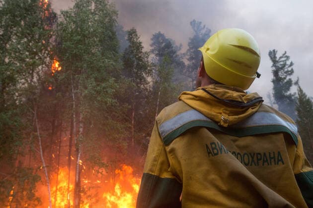 IMAGO Nature: Unsere Erde, Klimawandel, WaldbrÃ¤nde SAKHA REPUBLIC (YAKUTIA), RUSSIA - AUGUST 16, 2021: An employee of the Russian Aerial Forest Protection Service battles a wildfire. Firefighters extinguished 11 wildfires covering an area of 42,000 hectares the day before. On August 13, 2021, Russia s Sakha Republic and Irkutsk Region declared a state of emergency. Video screen grab. Best quality available. Russian Aerial Forest Protection Service TASS A STILL IMAGE TAKEN FROM A VIDEO PROVIDED BY A THIRD PARTY. EDITORIAL USE ONLY  TS10CCF6