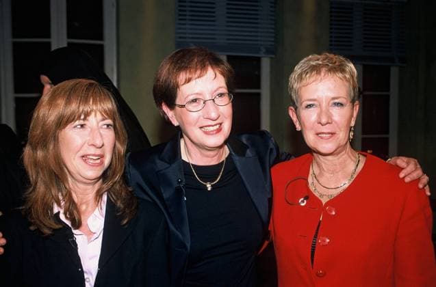 Heide SIMONIS Ministerpraesidentin Schleswig Holstein und Ihre Geschwister Dodo Steinhardt links Barbara Steinhardt Boettcher rechts posiert im Jahre 2003 *** Heide SIMONIS State President of Schleswig Holstein and her siblings Dodo Steinhardt left Barbara Steinhardt Boettcher right posing in 2003
