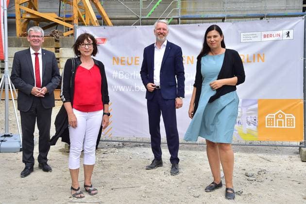 News Bilder des Tages Richtfest Neubau Heinrich-Böll-Oberschule Senator Sebastian Scheel, Birgit Faak, Schulleiterin, Sandra Scheeres, Schulsenatorin, Bezirksbürgermeister Helmut Kleebank (SPD), v.l.n.r. Richtfest zum Neubau der Heinrich-Böll-Oberschule in Spandau in Berlin am 16.08.2021 *** Topping-out ceremony for the new Heinrich Böll Oberschule Senator Sebastian Scheel, Birgit Faak, Headmistress, Sandra Scheeres, School Senator, District Mayor Helmut Kleebank SPD , f l n r Topping-out ceremony for the new Heinrich Böll Oberschule in Spandau in Berlin on 16 08 2021 Photopress Mueller