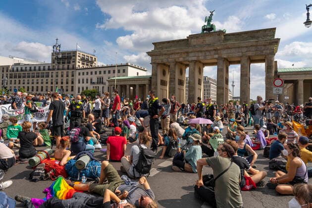 Bilder des Jahres 2021, News 08 August News Themen der Woche KW33 News Bilder des Tages Die Umweltschutzgruppe Extinction Rebellion und andere Initiativen haben am Montag Vormittag ihre Protestwoche gegen die vom Menschen gemachten verheerenden Folgen der Klimakrise u.a. am Brandenburger Tor In Berlin-Mitte begonnen. Foto: Volker Hohlfeld Demo für Klimaschutz *** The environmental group Extinction Rebellion and other initiatives have started their protest week against the man-made devastating consequences of the climate crisis on Monday morning at the Brandenburg Gate in Berlin Mitte Photo Volker Hohlfeld Demo for Climate Protection