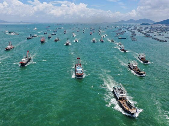 Bilder des Jahres 2021, News 08 August News Themen der Woche KW33 YANGJIANG, CHINA - AUGUST 16: Aerial view of fishing boats setting sail for fishing on August 16, 2021 in Yangjiang, Guangdong Province of China. The annual summer fishing ban in the South China Sea was lifted on Monday.  Copyright: xVCGx CFP111343900047