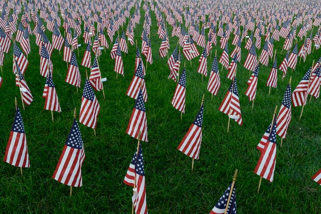 20 Jahre Anschläge vom 11. September: Gedenkkultur in den USA USA, 9***11 memory USA, Nebraska, Omaha, Tribute of Flags for memory of the victims of terrorist attack of 9***11, 11th September 2001 at world trade center New York City, ground zero *** USA, Nebraska, Omaha, Gedenktag fuer Opfer der Terroranschlaege am 11. September 2001 am WTC world trade center in New York City, fuer jedes Opfer steht symbolisch eine US Flagge Omaha Nebraska United States of America