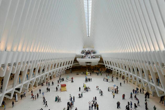 20 Jahre Anschläge vom 11. September: Gedenkkultur in den USA USA, New York 9***11 memorial Ground Zero USA, New York City, 9***11 memorial and Museum Ground Zero for memory of the victims of terrorist attack of 11th September 2001 at twin tower of world trade center *** USA, New York, Ground Zero Mahnmal für Opfer der Terroranschlaege am 11. September 2001 am WTC world trade center, Neubau World Trade Center New York City United States of America
