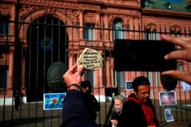 Protesters place stones with the names of people who are victims of covid-19 outside the Casa Rosada in Buenos Aires, Argentina, 16 August 2021. Demonstrators participate in a march in memory of those killed by coronavirus and in protest against the Government for the management of the pandemic. EFE Demian Alday Estévez March in memory of those killed by coronavirus and in protest against government s management of pandemic !ACHTUNG: NUR REDAKTIONELLE NUTZUNG!  Copyright: xDemianxAldaxEstevezx AME8983 20210816-1c7e004da0f9e3233e6a710b5115e12900b6e2f4