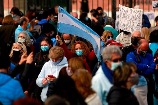 Demonstrators gather to protest against the Government of president Alberto Fernandez for the handling of the pandemic and in memory of those who died from covid-19, in front of the Casa Rosada (Executive headquarters), in Buenos Aires, Argentina, 16 August 2021. Protest in Buenos Aires against the Government and its handling of the pandemic !ACHTUNG: NUR REDAKTIONELLE NUTZUNG!  Copyright: xDemianxAldayxEstevezx AME9010 20210816-e4ff3029a0f4d7d6b60c8c667def4f1a130ac240