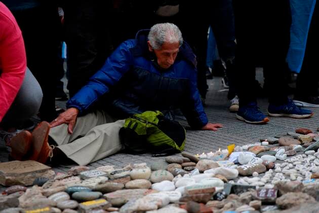Coronavirus in Argentinien, Demonstration in Buenos Aires Protesters place stones with the names of victims of covid-19 during a protest against the Government of Alberto Fernandez for the handling of the pandemic and in memory of those who died from coronavirus, in front of the Casa Rosada (Executive headquarters), in Buenos Aires, Argentina, 16 August 2021. Protest in Buenos Aires against the Government and its handling of the pandemic !ACHTUNG: NUR REDAKTIONELLE NUTZUNG!  Copyright: xDemianxAldayxEstevezx AME9041 20210816-ebcac2fda1cd9592b8b8a09550b43e464d6def9e