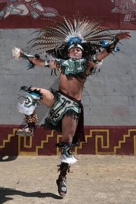 Mexiko, Ball Games, 500 Jahre indigener Widerstand Feierlichkeiten in Teotihuacan 500 Years Of Indigenous Resistance In Mexico TEOTOHUACAN, MEXICO - AUGUST 16: A man in pre-Hispanic clothing performs a ceremonial ritual in the place where the Aztecs performed the traditional Ball Game as part of the celebrations of the 500 Years of Indigenous Resistance in the Archaeological Zone of Tetitla on August 16, 2021 in Teotihuacan, Mexico. Copyright: xRicardoxCastelanx EYEPIXGROUP_RC_16082021_12199