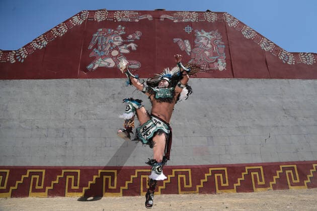 Mexiko, Ball Games, 500 Jahre indigener Widerstand Feierlichkeiten in Teotihuacan 500 Years Of Indigenous Resistance In Mexico TEOTOHUACAN, MEXICO - AUGUST 16: A man in pre-Hispanic clothing performs a ceremonial ritual in the place where the Aztecs performed the traditional Ball Game as part of the celebrations of the 500 Years of Indigenous Resistance in the Archaeological Zone of Tetitla on August 16, 2021 in Teotihuacan, Mexico. Copyright: xRicardoxCastelanx EYEPIXGROUP_RC_16082021_12201