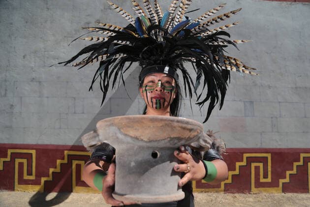 Mexiko, Ball Games, 500 Jahre indigener Widerstand Feierlichkeiten in Teotihuacan 500 Years Of Indigenous Resistance In Mexico TEOTOHUACAN, MEXICO - AUGUST 16: A woman in pre-Hispanic clothing performs a ceremonial ritual in the place where the Aztecs performed the traditional Ball Game as part of the celebrations of the 500 Years of Indigenous Resistance in the Archaeological Zone of Tetitla on August 16, 2021 in Teotihuacan, Mexico. Copyright: xRicardoxCastelanx EYEPIXGROUP_RC_16082021_12205