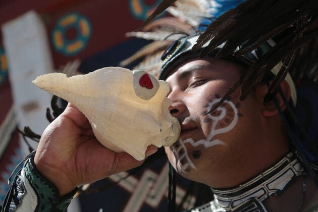 Mexiko, Ball Games, 500 Jahre indigener Widerstand Feierlichkeiten in Teotihuacan 500 Years Of Indigenous Resistance In Mexico TEOTOHUACAN, MEXICO - AUGUST 16: A man in pre-Hispanic clothing performs a ceremonial ritual in the place where the Aztecs performed the traditional Ball Game as part of the celebrations of the 500 Years of Indigenous Resistance in the Archaeological Zone of Tetitla on August 16, 2021 in Teotihuacan, Mexico. Copyright: xRicardoxCastelanx EYEPIXGROUP_RC_16082021_12188