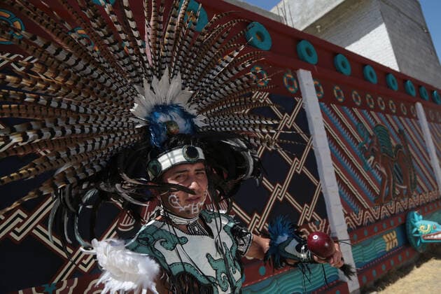Mexiko, Ball Games, 500 Jahre indigener Widerstand Feierlichkeiten in Teotihuacan 500 Years Of Indigenous Resistance In Mexico TEOTOHUACAN, MEXICO - AUGUST 16: A man in pre-Hispanic clothing performs a ceremonial ritual in the place where the Aztecs performed the traditional Ball Game as part of the celebrations of the 500 Years of Indigenous Resistance in the Archaeological Zone of Tetitla on August 16, 2021 in Teotihuacan, Mexico. Copyright: xRicardoxCastelanx EYEPIXGROUP_RC_16082021_12190