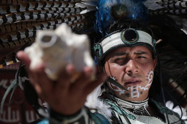 Mexiko, Ball Games, 500 Jahre indigener Widerstand Feierlichkeiten in Teotihuacan 500 Years Of Indigenous Resistance In Mexico TEOTOHUACAN, MEXICO - AUGUST 16: A man in pre-Hispanic clothing performs a ceremonial ritual in the place where the Aztecs performed the traditional Ball Game as part of the celebrations of the 500 Years of Indigenous Resistance in the Archaeological Zone of Tetitla on August 16, 2021 in Teotihuacan, Mexico. Copyright: xRicardoxCastelanx EYEPIXGROUP_RC_16082021_12192