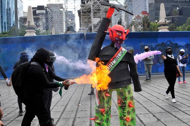 Mexiko, Protest von Black Like Obsidian Feministinnen in Mexiko-Stadt Feminists Protest Against Criminalization of Protest MEXICO CITY, MEXICO - AUGUST 16: Members of the Feminist group Black Like Obsidian , take part during a demonstration to protest against the criminalization of protest and demand justice against gender-violence in the country at Angel of Independence. On August 16, 2019 commemorate, the Feminist movement They don t care for me, they rape me , that began with women protests after the rape of a minor by the police force. On August 16, 2021 in Mexico City, Mexico. Copyright: xMartinxGonzalezx EYEPIXGROUP_PG_16082021_12222