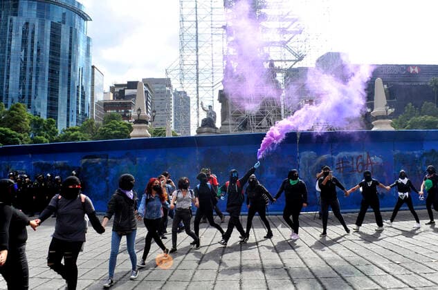 Mexiko, Protest von Black Like Obsidian Feministinnen in Mexiko-Stadt Feminists Protest Against Criminalization of Protest MEXICO CITY, MEXICO - AUGUST 16: Members of the Feminist group Black Like Obsidian , take part during a demonstration to protest against the criminalization of protest and demand justice against gender-violence in the country at Angel of Independence. On August 16, 2019 commemorate, the Feminist movement They don t care for me, they rape me , that began with women protests after the rape of a minor by the police force. On August 16, 2021 in Mexico City, Mexico. Copyright: xMartinxGonzalezx EYEPIXGROUP_PG_16082021_12227