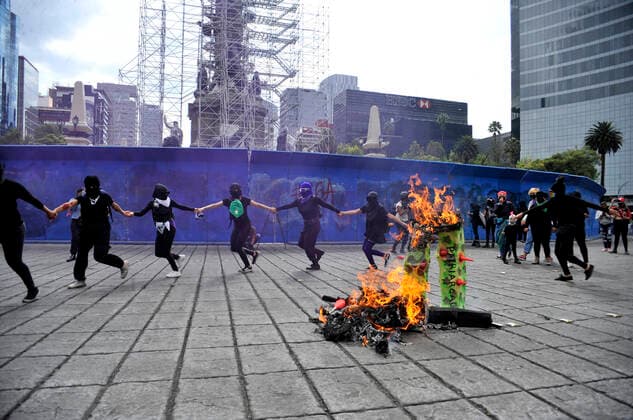 Mexiko, Protest von Black Like Obsidian Feministinnen in Mexiko-Stadt Feminists Protest Against Criminalization of Protest MEXICO CITY, MEXICO - AUGUST 16: Members of the Feminist group Black Like Obsidian , take part during a demonstration to protest against the criminalization of protest and demand justice against gender-violence in the country at Angel of Independence. On August 16, 2019 commemorate, the Feminist movement They don t care for me, they rape me , that began with women protests after the rape of a minor by the police force. On August 16, 2021 in Mexico City, Mexico. Copyright: xMartinxGonzalezx EYEPIXGROUP_PG_16082021_12229