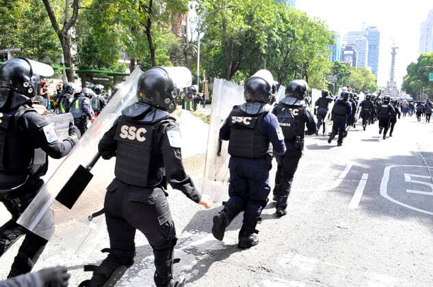 Mexiko, Protest von Black Like Obsidian Feministinnen in Mexiko-Stadt Feminists Protest Against Criminalization of Protest MEXICO CITY, MEXICO - AUGUST 16: Riot police try to stop the protesters to avoid riots during a demonstration against the criminalization of protest and demand justice against gender-violence in the country at Angel of Independence. On August 16, 2019 commemorate, the Feminist movement They don t care for me, they rape me, that began with women protests after the rape of a minor by the police force. On August 16, 2021 in Mexico City, Mexico. Copyright: xMartinxGonzalezx EYEPIXGROUP_PG_16082021_12219