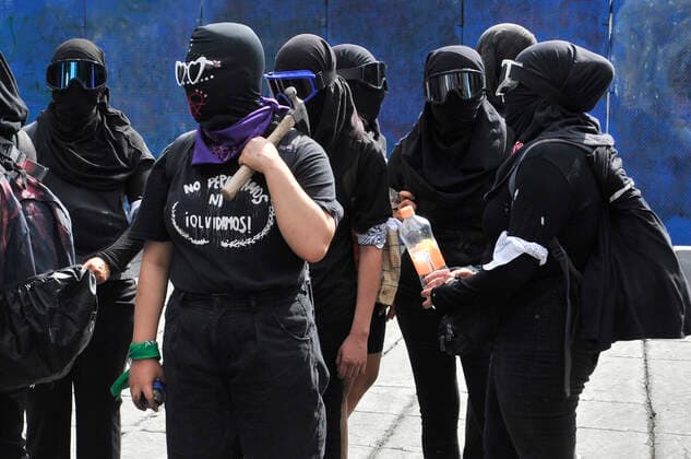 Mexiko, Protest von Black Like Obsidian Feministinnen in Mexiko-Stadt Feminists Protest Against Criminalization of Protest MEXICO CITY, MEXICO - AUGUST 16: Members of the Feminist group Black Like Obsidian , take part during a demonstration to protest against the criminalization of protest and demand justice against gender-violence in the country at Angel of Independence. On August 16, 2019 commemorate, the Feminist movement They don t care for me, they rape me , that began with women protests after the rape of a minor by the police force. On August 16, 2021 in Mexico City, Mexico. Copyright: xMartinxGonzalezx EYEPIXGROUP_PG_16082021_12220