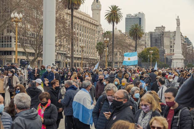 Coronavirus in Argentinien, Demonstration in Buenos Aires Argentina: Covid-19, March of the stones in Plaza de Mayo People in the march of the stones around the mast of the Plaza de Mayo. Relatives and close associates self-convened in Plaza de Mayo demonstrated in the Plaza de Mayo mainly to mourn for their relatives and acquaintances killed by Covid-19, depositing a stone with their name on the door of the National Government House. Buenos Aires Argentina Copyright: EstebanxOsorio