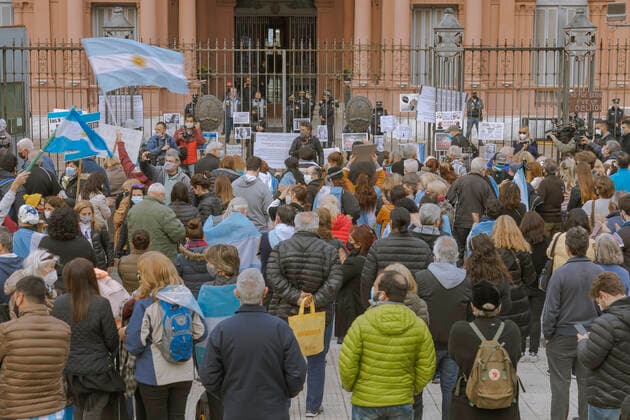 Coronavirus in Argentinien, Demonstration in Buenos Aires Argentina: Covid-19, March of the stones in Plaza de Mayo People in the march of the stones in front of the Government House of the Nation. Relatives and close associates self-convened in Plaza de Mayo demonstrated in the Plaza de Mayo mainly to mourn for their relatives and acquaintances killed by Covid-19, depositing a stone with their name on the door of the National Government House. Buenos Aires Argentina Copyright: EstebanxOsorio