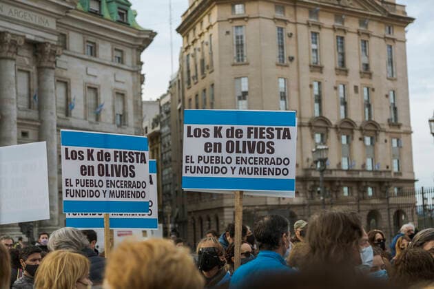 Coronavirus in Argentinien, Demonstration in Buenos Aires Argentina: Covid-19, March of the stones in Plaza de Mayo Posters with legends question the national government during the march. Relatives and close associates self-convened in Plaza de Mayo demonstrated in the Plaza de Mayo mainly to mourn for their relatives and acquaintances killed by Covid-19, depositing a stone with their name on the door of the National Government House. Buenos Aires Argentina Copyright: EstebanxOsorio