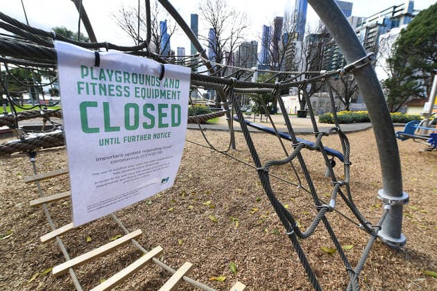 Coronavirus in Australien, Lockdown in Melbourne VICTORIA CORONAVIRUS COVID19, Closed signage is seen at a playground in Flagstaff Gardens in Melbourne, Tuesday, August 17, 2021. Melbourne s lockdown has been extended by two weeks and a night curfew will be reimposed in an effort to stamp out the state s latest coronavirus outbreak. ( NO ARCHIVING, EDITORIAL USE ONLY, NO USE IN BOOKS WITHOUT CONSENT MELBOURNE VIC AUSTRALIA  Copyright: xJAMESxROSSx 20210817001567496234