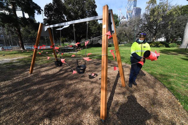 Coronavirus in Australien, Lockdown in Melbourne VICTORIA CORONAVIRUS COVID19, A council worker is seen closing off a swing set at Flagstaff Gardens in Melbourne, Tuesday, August 17, 2021. Melbourne s lockdown has been extended by two weeks and a night curfew will be reimposed in an effort to stamp out the state s latest coronavirus outbreak. ( NO ARCHIVING, EDITORIAL USE ONLY, NO USE IN BOOKS WITHOUT CONSENT MELBOURNE VIC AUSTRALIA  Copyright: xJAMESxROSSx 20210817001567497014