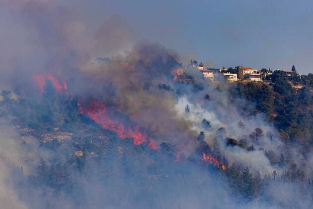 IMAGO Nature: Unsere Erde, Klimawandel, Waldbrände News Bilder des Tages Israel, Waldbrände bei Jerusalem (210816) -- JERUSALEM, Aug. 16, 2021 -- A massive wildfire is seen near Jerusalem, on Aug. 16, 2021. Israel is considering calling for international assistance in battling a massive wildfire that has been raging over the past two days near Jerusalem, officials said on Monday. Some 45 firefighting teams and ten aircraft were battling the blazes, according to a statement issued by the Fire and Rescue Services. Israel s state-owned Kan Radio reported that more than 17 square kilometers of forest had already been consumed. ( via Xinhua) MIDEAST-JERUSALEM-MASSIVE WILDFIRE JINI 