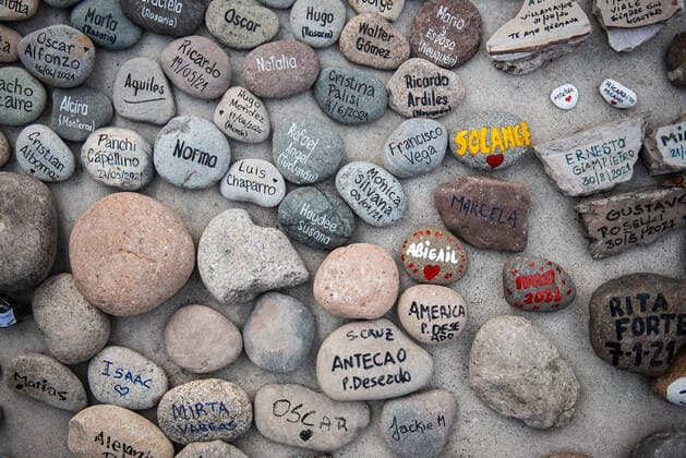 Coronavirus in Argentinien, Demonstration in Buenos Aires August 16, 2021, Buenos Aires, Argentina: Stones with the names of the victims are seen during the commemoration..March of the stones, a tribute to the victims of Covid-19 and repudiation of the government. The call seeks to represent with a rock each one of the deceased by coronavirus and expose it in front of the central government buildings, in repudiation of the management of the pandemic in Buenos Aires, Argentina. Buenos Aires Argentina - ZUMAs197 20210816_zaa_s197_128 Copyright: xManuelxCortinax