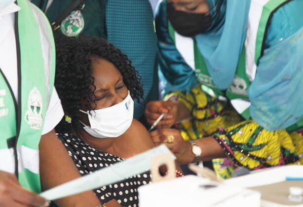 Coronavirus in Nigeria, Impfungen in Abuja (210817) -- ABUJA, Aug. 17, 2021 -- A woman receives a jab of COVID-19 vaccine at the Federal Medical Center in Abuja, Nigeria, on Aug. 16, 2021. Nigeria started the second round of COVID-19 vaccination on Monday. (Photo by Xinhua) NIGERIA-ABUJA-COVID-19-VACCINATION PeterxOba 