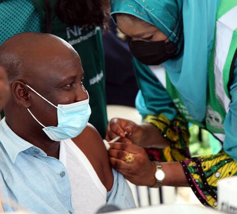 Coronavirus in Nigeria, Impfungen in Abuja (210817) -- ABUJA, Aug. 17, 2021 -- A man receives a jab of COVID-19 vaccine at the Federal Medical Center in Abuja, Nigeria, on Aug. 16, 2021. Nigeria started the second round of COVID-19 vaccination on Monday. (Photo by Xinhua) NIGERIA-ABUJA-COVID-19-VACCINATION PeterxOba 