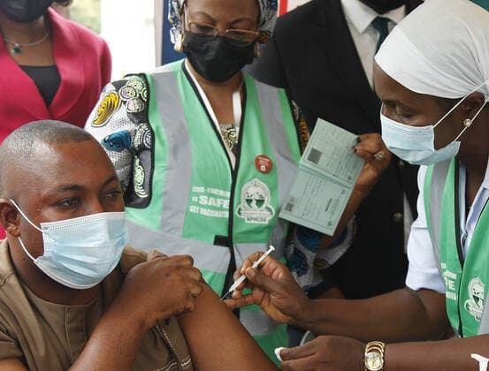 Coronavirus in Nigeria, Impfungen in Abuja (210817) -- ABUJA, Aug. 17, 2021 -- A man receives a jab of COVID-19 vaccine at the Federal Medical Center in Abuja, Nigeria, on Aug. 16, 2021. Nigeria started the second round of COVID-19 vaccination on Monday. (Photo by Xinhua) NIGERIA-ABUJA-COVID-19-VACCINATION PeterxOba 
