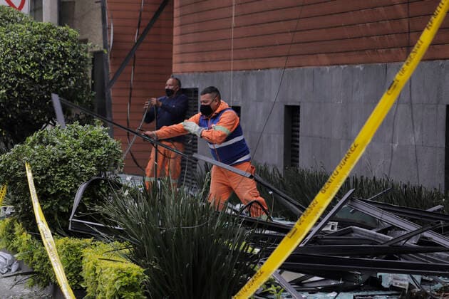 Mexiko, Mindestens 22 Verletzte bei Gasexplosion in Wohngebäude in Mexiko-Stadt Coronavirus Emergency In Mexico Cleaning in the emergency area where an explosion due to a gas leak occurred in a building located on Coyoacan Avenue and corner of Universidad, which destroyed some apartments and several people were seriously injured during the health emergency and the red epidemiological traffic light in the capital. Mexico City Mexico vieyra-notitle210816_npZGC  Copyright: xGerardoxVieyrax