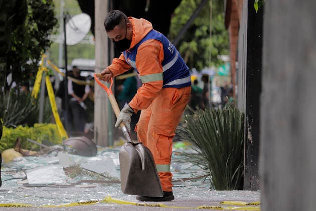 Mexiko, Mindestens 22 Verletzte bei Gasexplosion in Wohngebäude in Mexiko-Stadt Coronavirus Emergency In Mexico Cleaning in the emergency area where an explosion due to a gas leak occurred in a building located on Coyoacan Avenue and corner of Universidad, which destroyed some apartments and several people were seriously injured during the health emergency and the red epidemiological traffic light in the capital. Mexico City Mexico vieyra-notitle210816_npgcS  Copyright: xGerardoxVieyrax