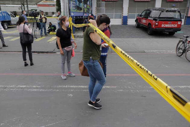 Mexiko, Mindestens 22 Verletzte bei Gasexplosion in Wohngebäude in Mexiko-Stadt Coronavirus Emergency In Mexico People enter the emergency area to recover their belongings where an explosion caused by a gas leak occurred in a building located on Avenida Coyoacan and corner of Universidad, which destroyed some apartments and several people were seriously injured during the health emergency and the red epidemiological traffic light in the capital. Mexico City Mexico vieyra-notitle210816_npYSW  Copyright: xGerardoxVieyrax