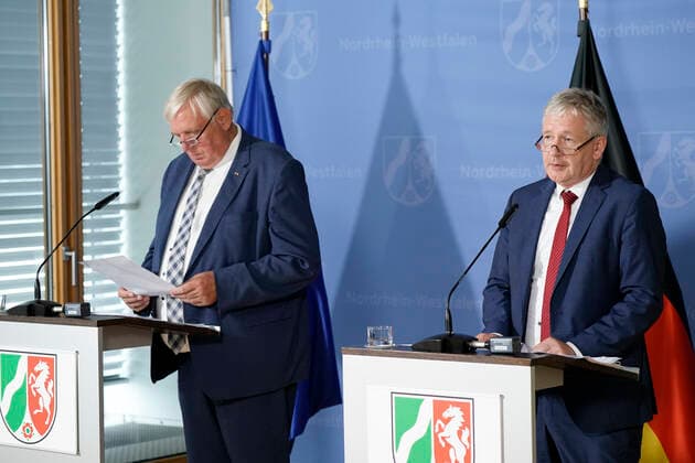 Press Briefing of the NRW Minister of Health on the current Corona situation, Duesseldorf 17 08 2021 NRW Minister of Health Karl Josef Laumann together with Dr med Gernot Marx, the Director of the Clinic for Operative Intensive Care Medicine of the University Hospital Aachen in the context of a press briefing on the cu