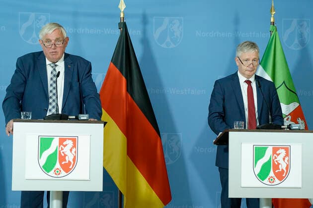 Press Briefing of the NRW Minister of Health on the current Corona situation, Duesseldorf 17 08 2021 NRW Minister of Health Karl Josef Laumann together with Dr med Gernot Marx, the Director of the Clinic for Operative Intensive Care Medicine of the University Hospital Aachen in the context of a press briefing on the cu