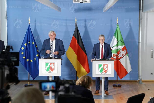 Press Briefing of the NRW Minister of Health on the current Corona situation, Duesseldorf 17 08 2021 NRW Minister of Health Karl Josef Laumann together with Dr med Gernot Marx, the Director of the Clinic for Operative Intensive Care Medicine of the University Hospital Aachen m within the framework of a press briefing o