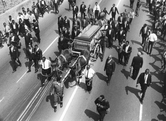 IMAGO History, U.S. BÃ¼rgerrechtsbewegung: 1954-1968 Funeral of Martin Luther King in Atlanta, Georgia, April 9, 1968. The mule-drawn casket was followed by thousands who mourned the violent death of the most prominent leader of the 1950-1960s civil rights movement (BSLOC_2021_3_11) Ref:HISL050 EC970 PUBLICATIONXNOTxINxCANxCHNxFRAxITAxJPNxNORxPOLxRUSxESPxUKxUSA Copyright: xx HISL050 EC970