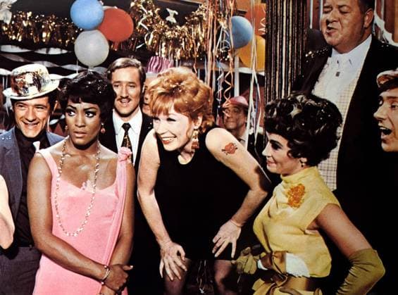 SWEET CHARITY, from left, Paula Kelly, Shirley MacLaine, Chita Rivera, Stubby Kaye, 1969 Ref:M8DSWCH EC006 PUBLICATIONXNOTxINxCANxCHNxFRAxITAxJPNxNORxPOLxRUSxESPxUKxUSA Copyright: xx M8DSWCH EC006