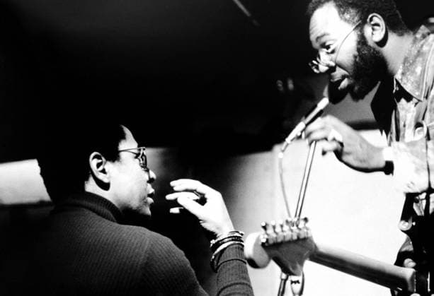 SUPERFLY, (aka SUPER FLY), from left, director Gordon Parks, Jr., musical director Curtis Mayfield, on-set, 1972 Ref:MBDSUPE EC125 PUBLICATIONXNOTxINxCANxCHNxFRAxITAxJPNxNORxPOLxRUSxESPxUKxUSA Copyright: xx MBDSUPE EC125