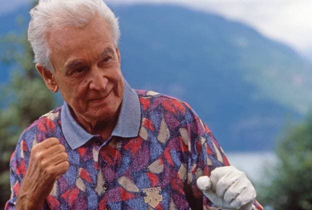 HAPPY GILMORE, Bob Barker, 1996. ph: Joseph Lederer ? Universal Pictures Courtesy Everett Collection Ref:MSDHAGI UV003 PUBLICATIONXNOTxINxCANxCHNxFRAxITAxJPNxNORxPOLxRUSxESPxUKxUSA Copyright: xx MSDHAGI UV003