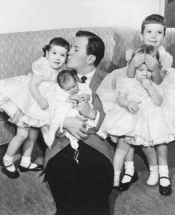 Pat Boone with his daughters on Father s Day, from left: Linda Lee, Laura Gene (Laury), Deborah Ann, Cheryl Lynn, June 1958 Ref:PBDPABO EC051 PUBLICATIONXNOTxINxCANxCHNxFRAxITAxJPNxNORxPOLxRUSxESPxUKxUSA Copyright: xx PBDPABO EC051