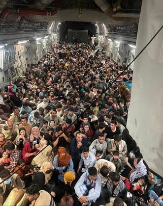 Bilder des Jahres 2021, News 08 August Augusta 17, 2021, Kabul, Afghanistan: In a handout photo provided by the US Air Force, evacuees crowd the interior of a C-17 Globemaster III transport aircraft, carrying some 640 Afghans to Qatar from Kabul, Afghanistan on August 15, 2021. Kabul Afghanistan - ZUMA1-00 20210817_int_z03_010 Copyright: xU.S.xAirxForcex