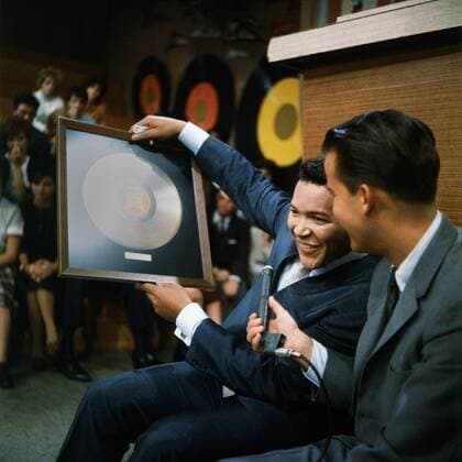 AMERICAN BANDSTAND, from left: Chubby Checker, Dick Clark, with a gold record, 1960s, 1952-89 Ref:T4DAMBA EC003 PUBLICATIONXNOTxINxCANxCHNxFRAxITAxJPNxNORxPOLxRUSxESPxUKxUSA Copyright: xx T4DAMBA EC003
