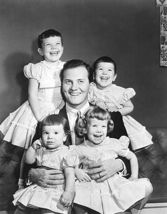 THE PAT BOONE CHEVY SHOWROOM, Pat Boone (center) with his daughters, clockwise from upper left: Cheryl Lynn, Linda Lee, Deborah Ann, Laura Gene, June 1959, 1957-1960 Ref:TBDPABO EC022 PUBLICATIONXNOTxINxCANxCHNxFRAxITAxJPNxNORxPOLxRUSxESPxUKxUSA Copyright: xx TBDPABO EC022