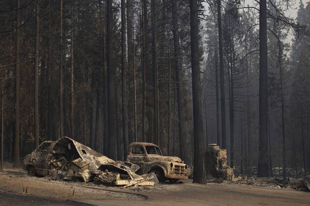 IMAGO Nature: Unsere Erde, Klimawandel, Waldbrände News Themen der Woche KW33 News Bilder des Tages Burned vehicles are seen in Grizzly Flats, California as the Caldor fire continues to burn on Tuesday, August 17, 2021.  SFP20210817006 PETERxDASILVA