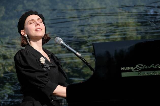 12 08 2021 xkhx Kassel, outdoor culture tent concert Anna Depenbusch singer-songwriter