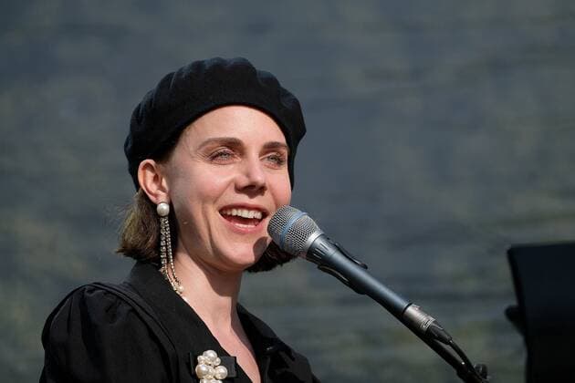 12 08 2021 xkhx Kassel, outdoor culture tent concert Anna Depenbusch singer-songwriter